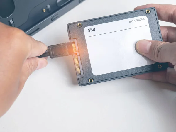 SSD 'yi yerleştirmek için elinizi kabloya koyun. Bilgisayara göre iki kablo var, bir güç kablosu ve bir veri kablosu. Bu yeni bir teknoloji, SATA III 6GB / s.