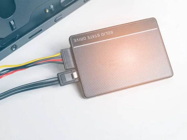 SSD 'yi yerleştirmek için elinizi kabloya koyun. Bilgisayara göre iki kablo var, bir güç kablosu ve bir veri kablosu. Bu yeni bir teknoloji, SATA III 6GB / s.