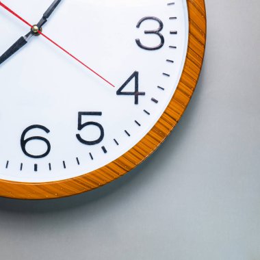 Tahta ve demirden yapılmış eski duvar saati. Büyük olan bir noktada ortadan kaldırıldı. Bazı iğneler ve semboller görmek için stüdyoda çekilen bazı noktalara, sinematik tonlara odaklan..