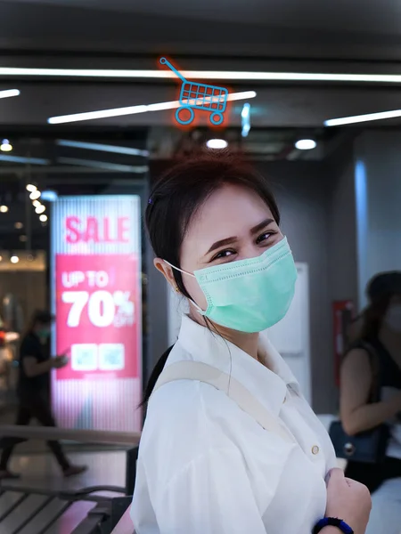 Mujeres Asiáticas Con Máscaras Van Compras Centro Comercial Hay Tiendas — Foto de Stock