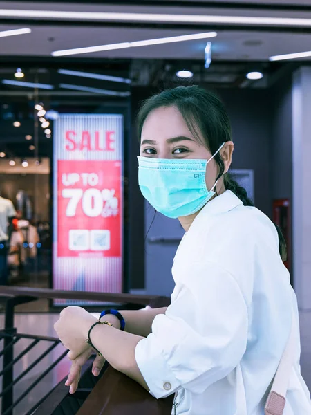 Asian Women Wearing Masks Shopping Mall Stores Have Put Discount — 스톡 사진