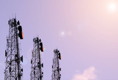 Cumartesi günü, telekomünikasyon sinyali, üç kule, akşamları veri sinyaline bakan, gün batımının ışığını alan ve küçük bulutlu bir mercek patlaması yaşayan. Net olmayan yıldızlar var.