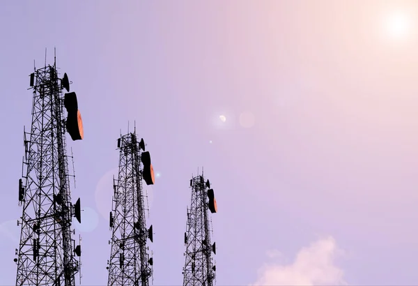 Cumartesi günü, telekomünikasyon sinyali, üç kule, akşamları veri sinyaline bakan, gün batımının ışığını alan ve küçük bulutlu bir mercek patlaması yaşayan. Net olmayan yıldızlar var.