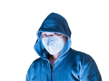 Kapüşonlu ve maskeli bir Asyalı, büyük gözlü, beyaz arka planda korkunç bir yüzü tehdit ediyor.