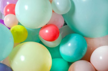 Farklı pastel renklerde lateks balonların arka planı.