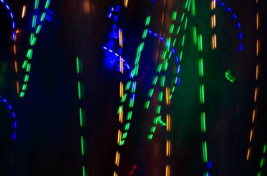 Renkli ışıkları hareket halinde olan soyut arkaplan, odaklanmış olmayan nesneler