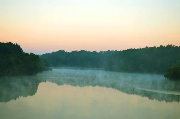 Туманный Туман Реке Утром Летний Пейзаж — стоковое фото