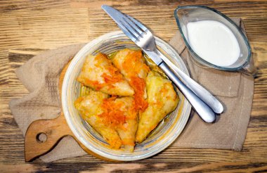 Taze, sıcak, ev yapımı, hazır lahana ruloları tabakta (Rus ve Ukrayna mutfağında))