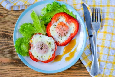 Dolmalık biberli kızarmış tavuk yumurtası. Tabakta kahvaltı..