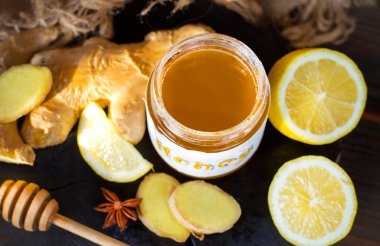Tatlım, tahtanın üzerinde zencefil kökü ve limon. Halk antiviral ilacı.