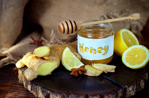 Honig Ingwerwurzel Und Zitrone Auf Einem Holzbrett Antivirales Heilmittel — Stockfoto