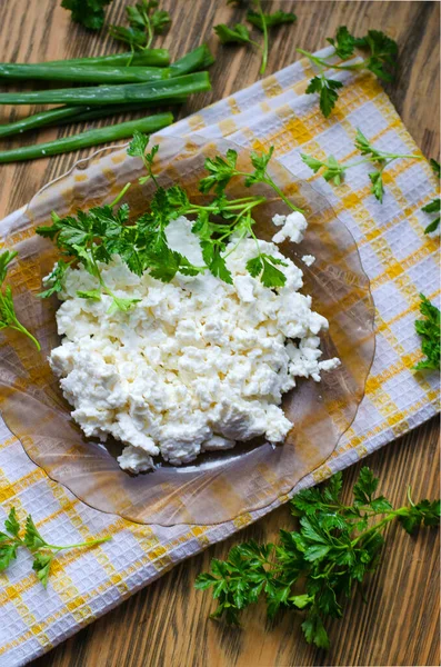 Fromage Cottage Dans Une Assiette Sur Table Herbes Fraîches — Photo