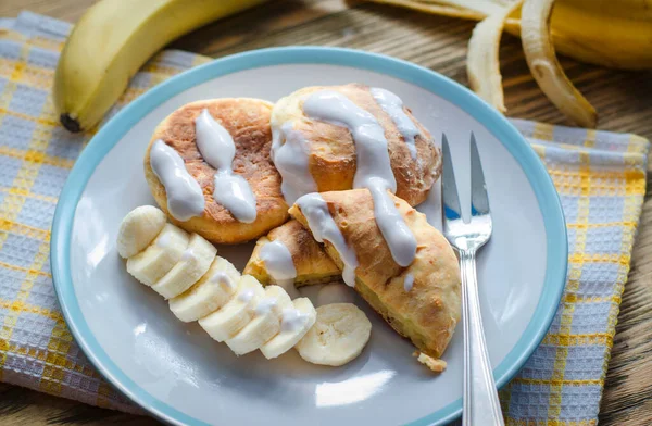 Cheesecake Dengan Pisang Dan Krim Asam Piring Close Stok Foto Bebas Royalti