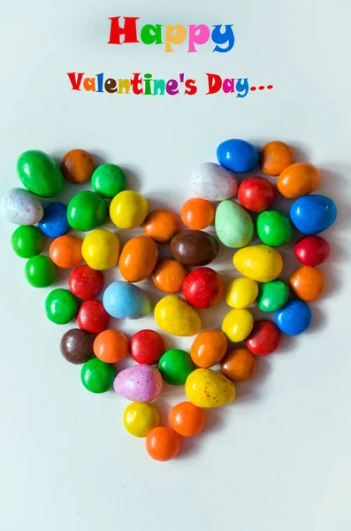 Piccole Caramelle Multicolori Forma Cuore Uno Sfondo Bianco Con Spazio — Foto Stock