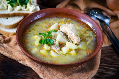 Karabuğday çorbası, masada bir kasede et, yakın plan..