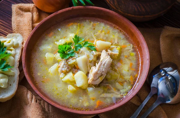 Sopa Fagópiro Com Carne Uma Tigela Barro Mesa Close — Fotografia de Stock