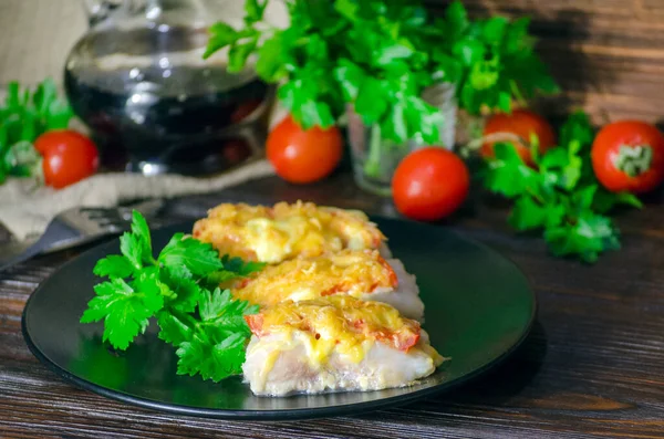 Рыба Приготовленная Овощами Сыром Белом Соусе Тёмном Фоне — стоковое фото