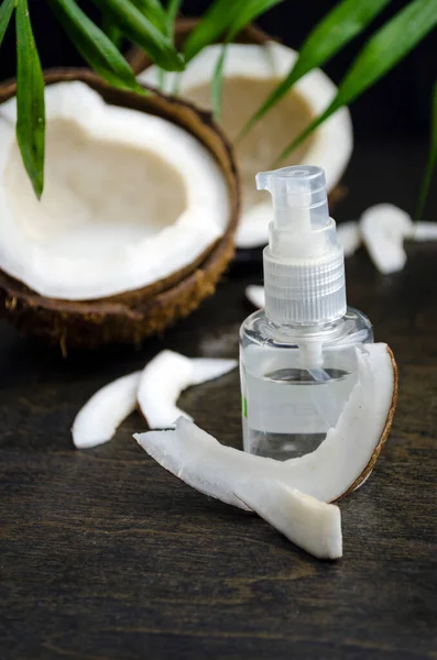 Aceite Coco Para Cabello Una Botella Con Dispensador Sobre Fondo — Foto de Stock