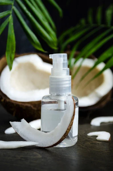 Aceite Coco Para Cabello Una Botella Con Dispensador Sobre Fondo — Foto de Stock