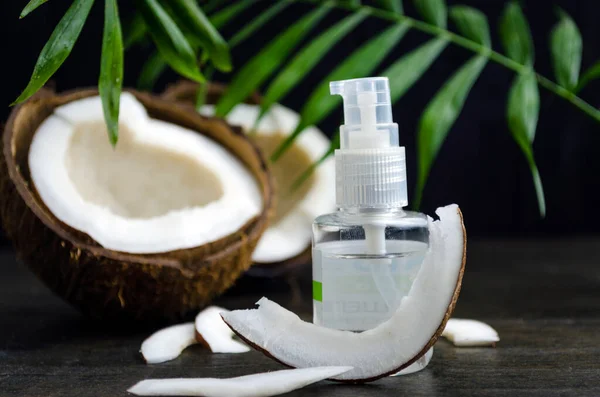 Aceite Coco Para Cabello Una Botella Con Dispensador Sobre Fondo — Foto de Stock