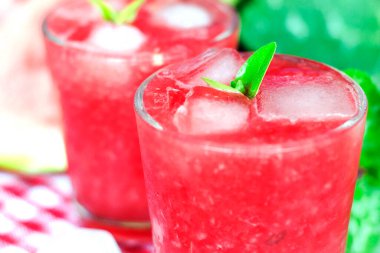 Karpuz buzlu taze limonata. Yaz ferahlatıcı, alkolsüz bir bardak..