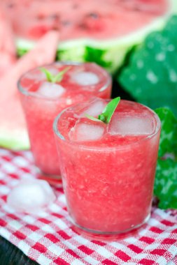 Karpuz buzlu taze limonata. Yaz ferahlatıcı, alkolsüz bir bardak..