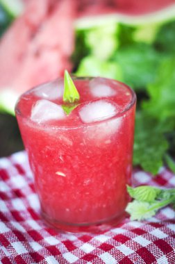 Karpuz buzlu taze limonata. Yaz ferahlatıcı, alkolsüz bir bardak..