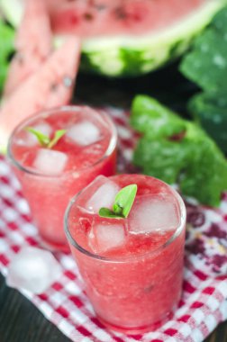 Karpuz buzlu taze limonata. Yaz ferahlatıcı, alkolsüz bir bardak..