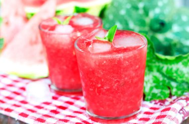 Karpuz buzlu taze limonata. Yaz ferahlatıcı, alkolsüz bir bardak..