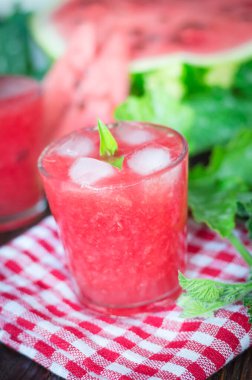 Karpuz buzlu taze limonata. Yaz ferahlatıcı, alkolsüz bir bardak..