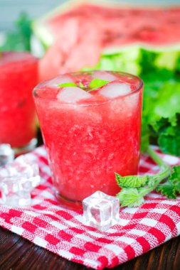 Karpuz buzlu taze limonata. Yaz ferahlatıcı, alkolsüz bir bardak..