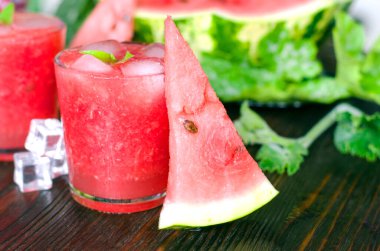 Karpuz buzlu taze limonata. Yaz ferahlatıcı, alkolsüz bir bardak..