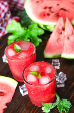 Karpuz buzlu taze limonata. Yaz ferahlatıcı, alkolsüz bir bardak..