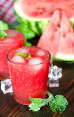 Karpuz buzlu taze limonata. Yaz ferahlatıcı, alkolsüz bir bardak..