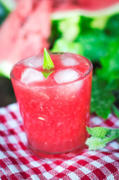 Karpuz buzlu taze limonata. Yaz ferahlatıcı, alkolsüz bir bardak..
