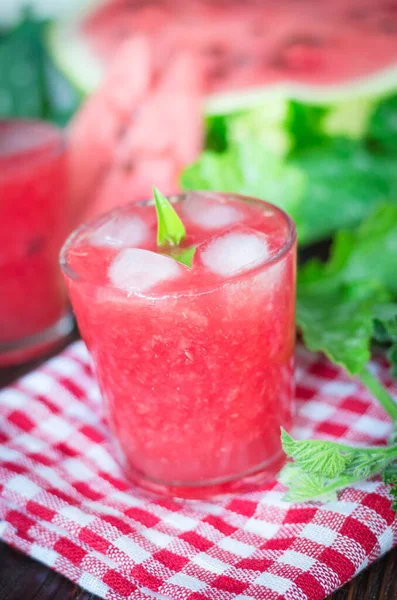 Karpuz buzlu taze limonata. Yaz ferahlatıcı, alkolsüz bir bardak..