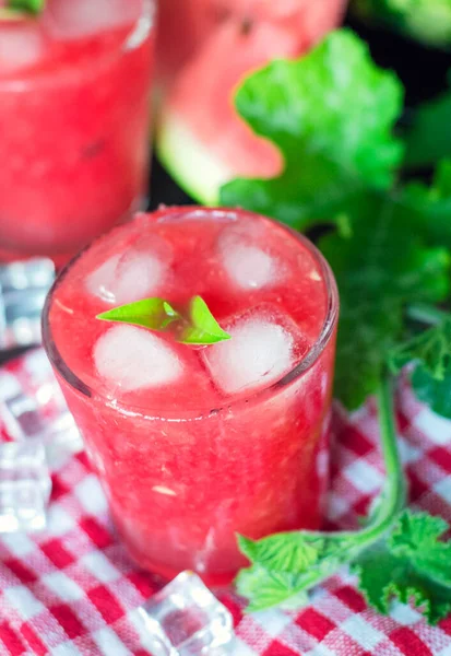 Karpuz buzlu taze limonata. Yaz ferahlatıcı, alkolsüz bir bardak..