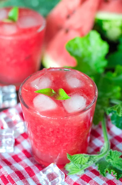 Karpuz buzlu taze limonata. Yaz ferahlatıcı, alkolsüz bir bardak..