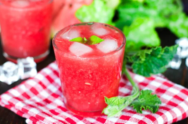 Karpuz buzlu taze limonata. Yaz ferahlatıcı, alkolsüz bir bardak..