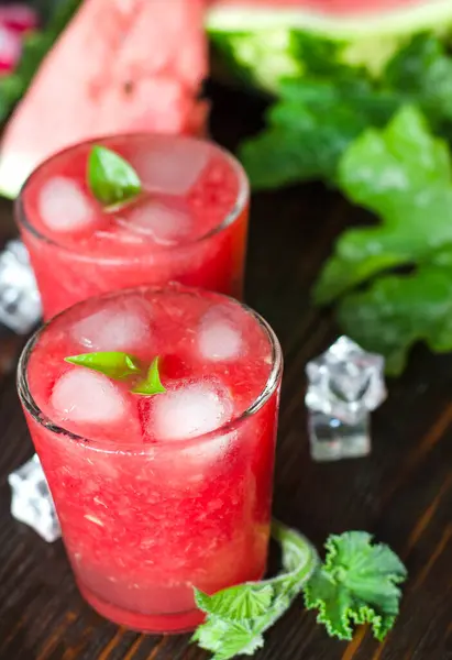 Karpuz buzlu taze limonata. Yaz ferahlatıcı, alkolsüz bir bardak..