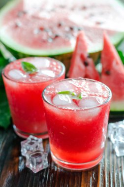 Karpuz buzlu taze limonata. Yaz ferahlatıcı, alkolsüz bir bardak..