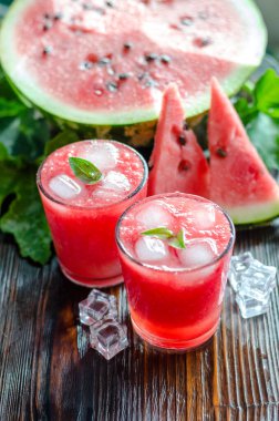 Karpuz buzlu taze limonata. Yaz ferahlatıcı, alkolsüz bir bardak..