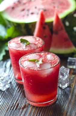 Karpuz buzlu taze limonata. Yaz ferahlatıcı, alkolsüz bir bardak..