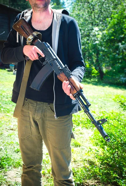 Ein Bewaffneter Mann Mit Maschinengewehr Ukraine Frühling — Stockfoto