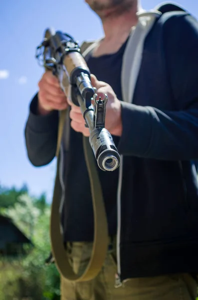 Unter Dem Maulkorb Automatischer Waffen Ein Bewaffneter Mann Richtet Seine — Stockfoto