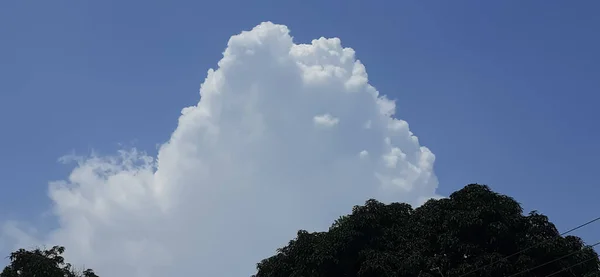 蓝天中的白云是自然界中非常迷人的风景 羽毛状的云彩主要由冰晶构成 — 图库照片