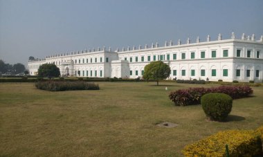 Batı Bengal 'de Nizamat Imambara' nın tarihi yeri bu Imambara, Hazraduari Sarayı 'nın önündeki Murshidabad şehrinde yer almaktadır. .