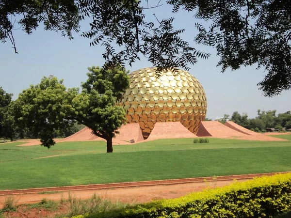  Auroville Universal City of Puducherry, Sri Aurobiondo ve Sri Maa (Anne) vizyonuna dayanan insanlığın ideali. Deneysel şehir Puducherry 'deki viluppurm bölgesi..