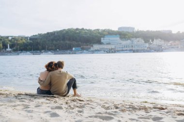 Sevgi dolu bir çift eğlenir, güler, sarılır ve sıcak bir yaz akşamının tadını çıkarırlar. Deniz kenarında oturan romantik bir çift. Dikiz aynası. Mesaj için yer. Toplam çerçeve