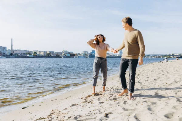 Dois Jovens Apaixonados Correr Praia Mãos Dadas Eles Sorriem Para — Fotografia de Stock